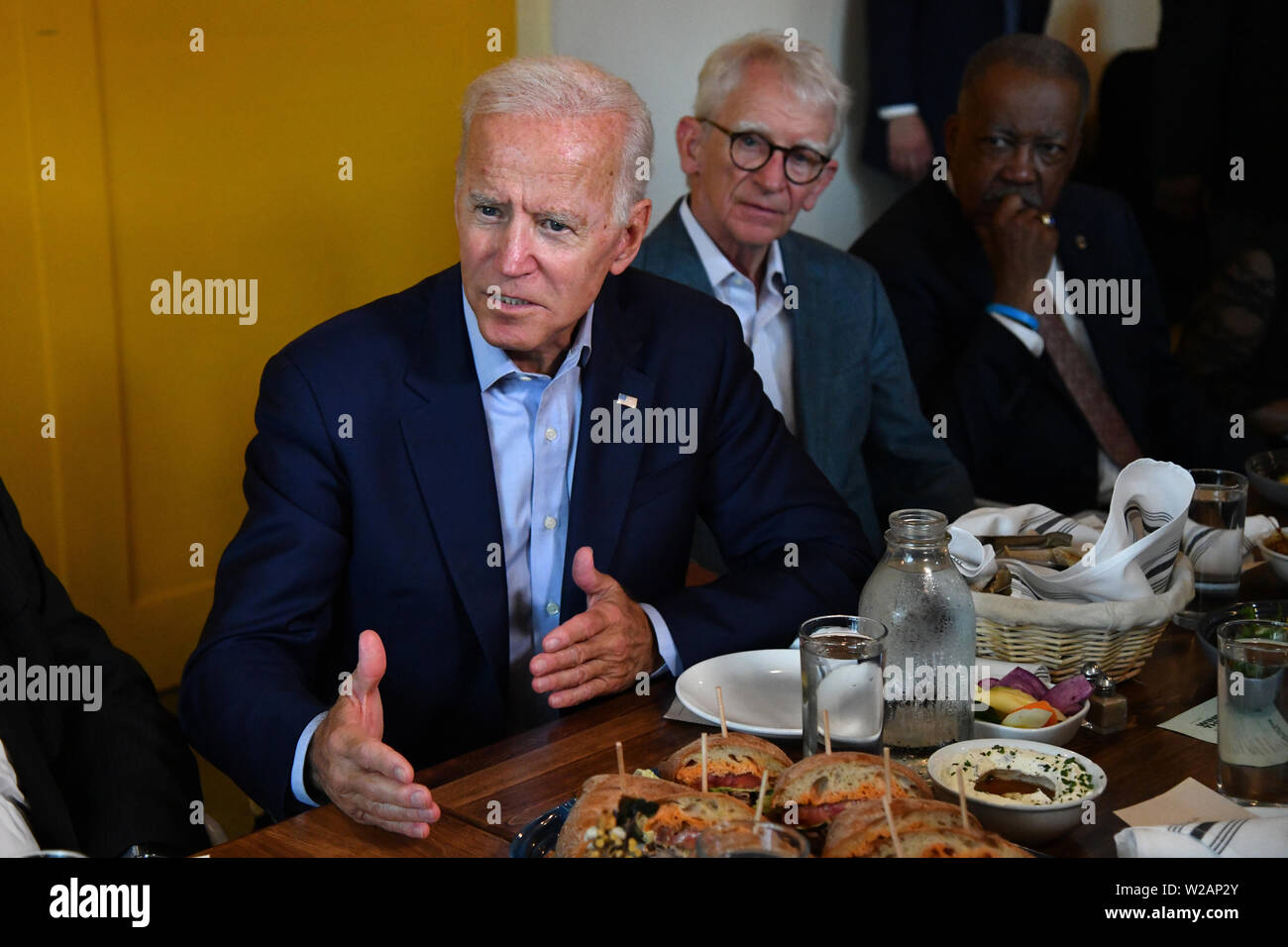 Charleston, USA. 07 Juli, 2019. Der ehemalige Vizepräsident Joe Biden spricht kurz bei einem Mittagessen mit lokalen Beamten als ehemalige Charleston Bürgermeister Joe Riley, rechts, schaut auf den Metzger und Biene Juli 7, 2019 in Charleston, South Carolina. Credit: Planetpix/Alamy leben Nachrichten Stockfoto