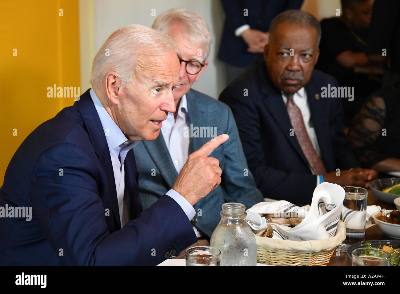 Charleston, USA. 07 Juli, 2019. Der ehemalige Vizepräsident Joe Biden spricht kurz bei einem Mittagessen mit lokalen Beamten als ehemalige Charleston Bürgermeister Joe Riley, rechts, schaut auf den Metzger und Biene Juli 7, 2019 in Charleston, South Carolina. Credit: Planetpix/Alamy leben Nachrichten Stockfoto