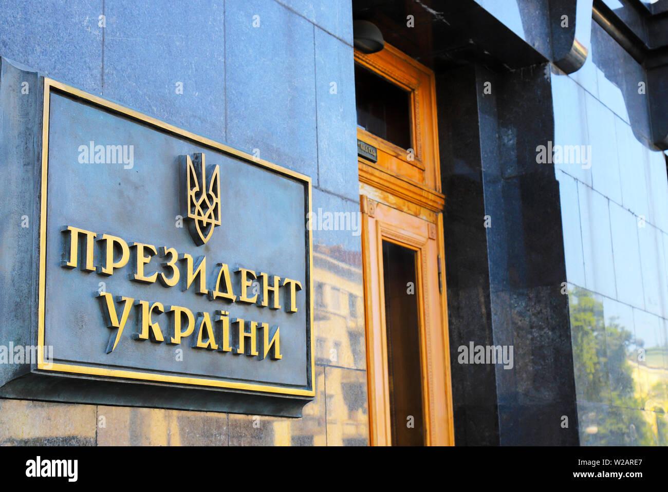 Ein Zeichen auf dem Gebäude mit einer Inschrift in der Ukrainischen - Präsident der Ukraine und das Wappen der Ukraine. Residenz der Ukrainischen Stockfoto