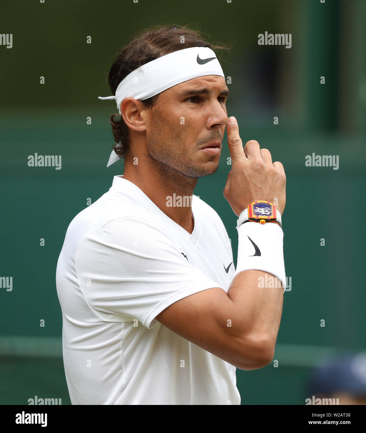 London, Großbritannien. 06 Juli, 2019. Rafael Nadal (ESP) mit seiner Uhr an Tag sechs an der Wimbledon Championships Tennis, Wimbledon, London am 6. Juli 2019 Credit: Paul Marriott/Alamy leben Nachrichten Stockfoto