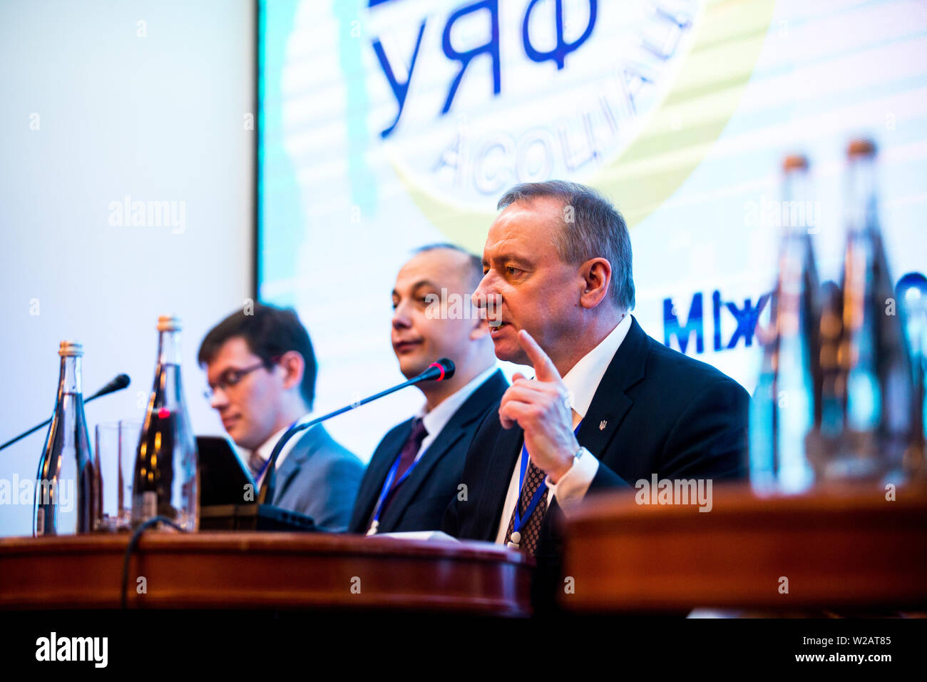 Der ukrainische Staat gehört die Kernenergie generator EnergoAtom Kopf Yuri Nedashkovsky (R) Stühle 10. Ukraine Nuclear Forum, 3 Juli 2019 Kiev Premier Palace. Stockfoto