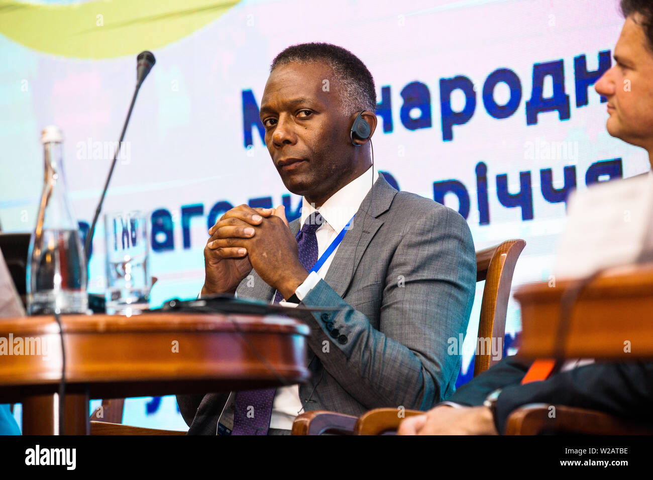 David Flatcher, Business Development, britischen Urenco an Ukraine Nuclear Forum, Kiew, 3. Juli 2019, Premier Palace, hören auf die Übersetzung. Stockfoto