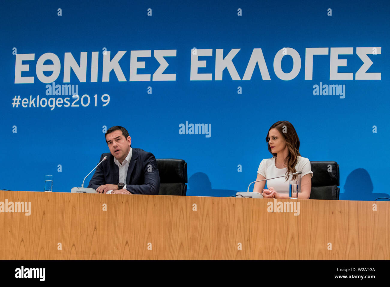 Athen, Griechenland. 7. Juli 2019. Der griechische Premierminister Alexis Tsipras (L) Adressen der Medien an Zappeion Halle in Athen, Griechenland, am 7. Juli 2019. Alexis Tsipras bestätigt seine Radikale des SYRIZA Partei Niederlage zu den Konservativen in allgemeinen Wahlen am Sonntag nach Links, die Erste, die durchgeführt werden, da Griechenland von der Rettungsaktion Programme im Sommer letzten Jahres entstanden. Credit: Panagiotis Moschandreou/Xinhua/Alamy leben Nachrichten Stockfoto