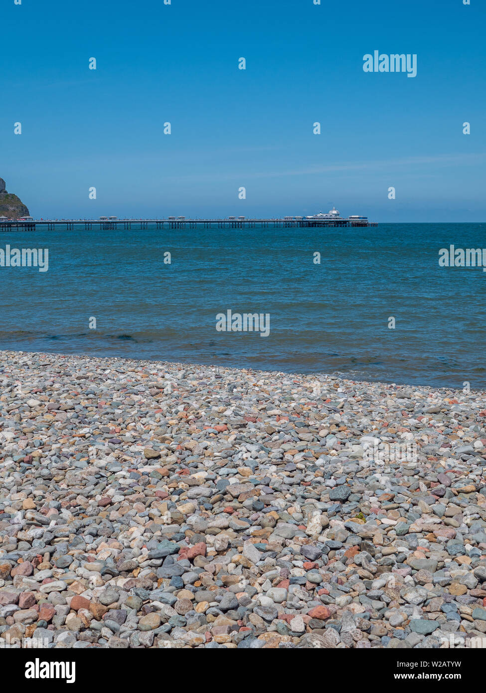 LLandudno, Wales, Großbritannien - Llandudno Bay und Llandudno Pier. Der Pier ist der längste in Wales und wurde 1877 eröffnet. Stockfoto