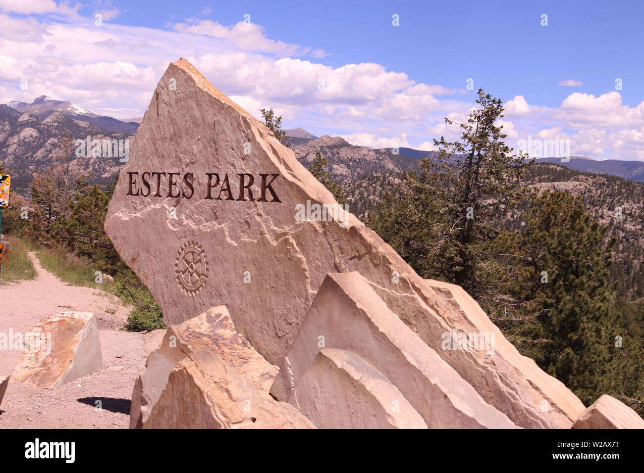 Der Stein Estes Park Schild an der Straße nach Estes Park, Co. Stockfoto