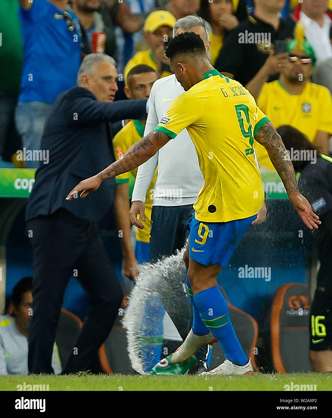 Rio De Janeiro, Brasilien. 07 Juli, 2019. Gabriel Jesus do Brasil tritt eine Flasche Wasser beim Verlassen des Feldes, nachdem er während eines Spiels zwischen Brasilien und Peru, gültig für das Jahr 2019 Copa Amerika endgültige gesendet werden, an diesem Sonntag (07) im Maracanã-Stadion in Rio de Janeiro, RJ. Credit: Marcelo Machado de Melo/FotoArena/Alamy leben Nachrichten Stockfoto