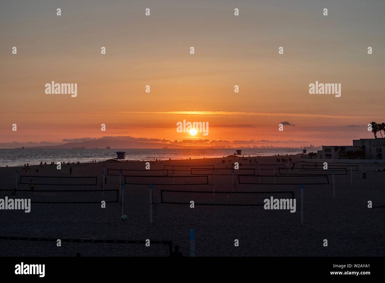 Sonnenuntergang über dem Meer in Huntington Beach Kalifornien Stockfoto