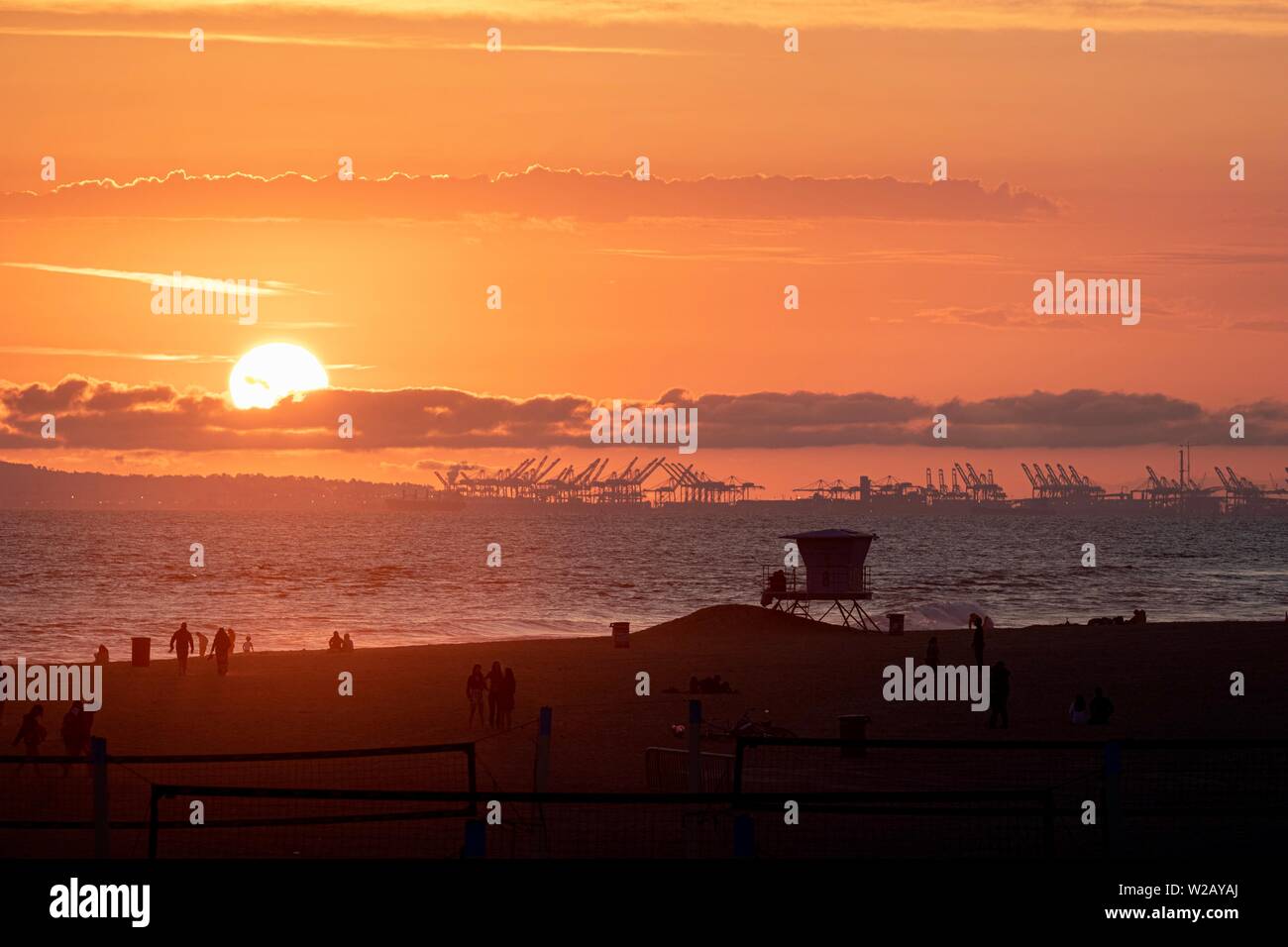 Sonnenuntergang über dem Meer in Huntington Beach Kalifornien Stockfoto