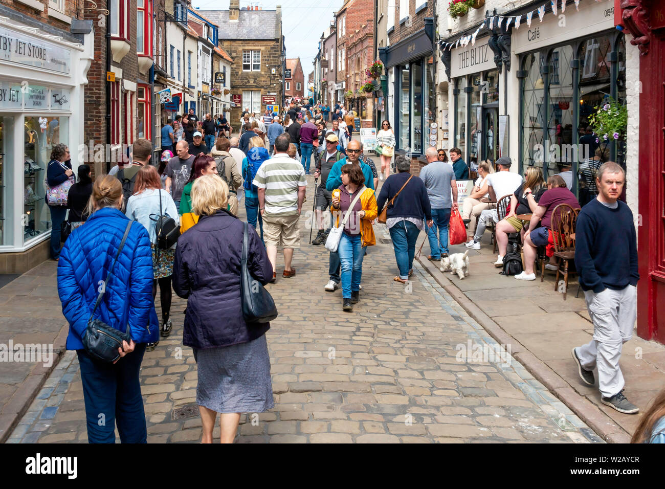 Historische Fußgängerzone in der Church Street in Whitby, North Yorkshire UK mit Touristen im Frühsommer besetzt Stockfoto