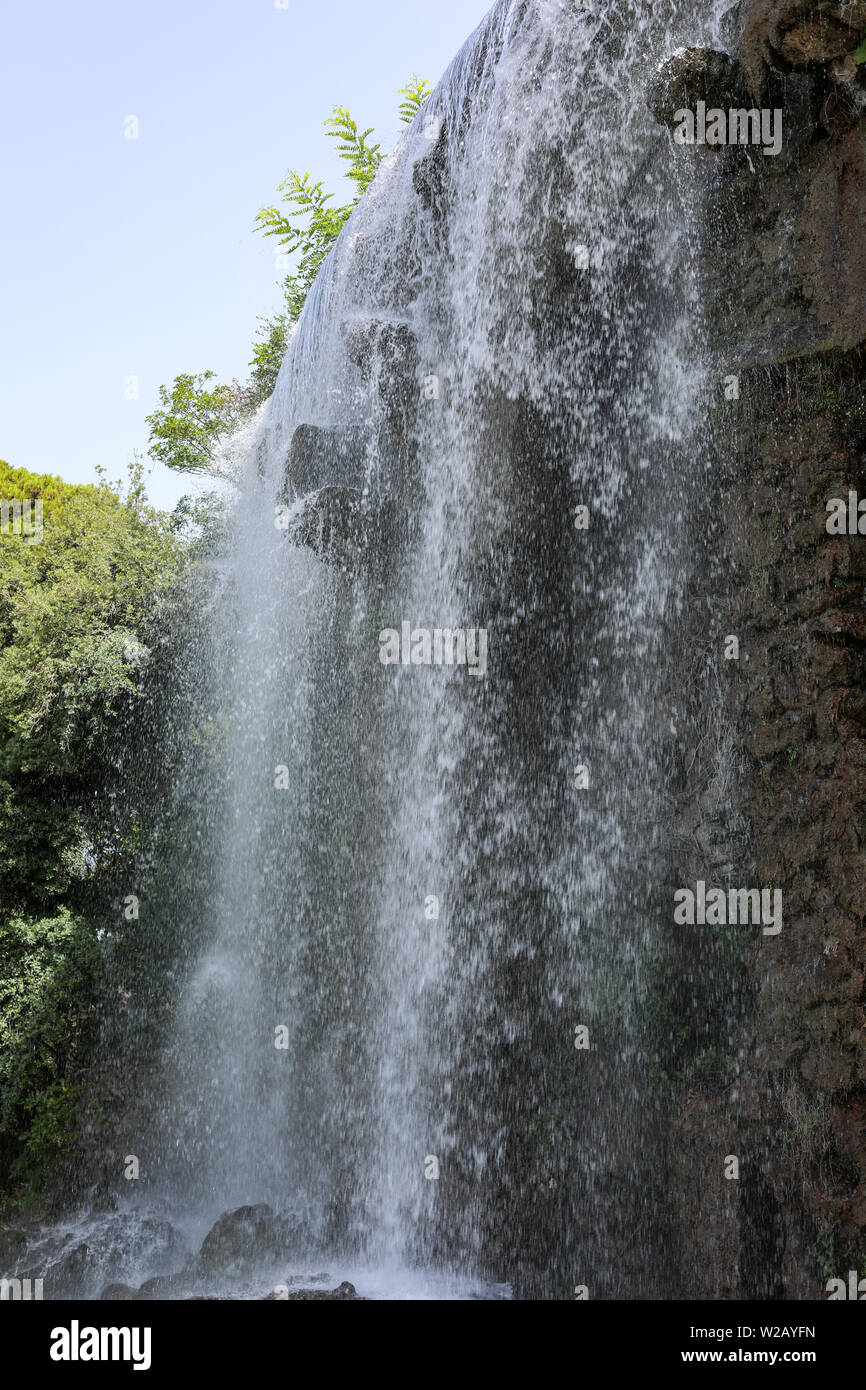 Künstliche Wasserfall am Colline du Château in Nizza, Frankreich Stockfoto