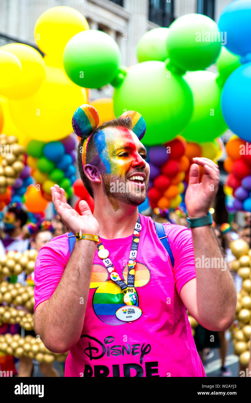 Vom 6. Juli 2019 - Mann mit Micky Maus Ohren, Disney float, London Pride Parade, Großbritannien Stockfoto