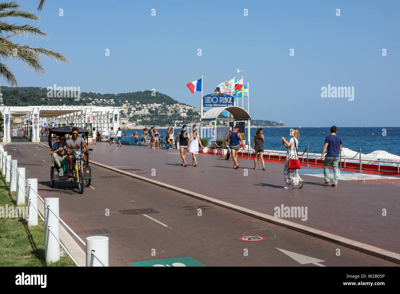 Zufällige Menschen auf der Promenade des Anglais in Nizza Beach Boulevard, Frankreich Stockfoto