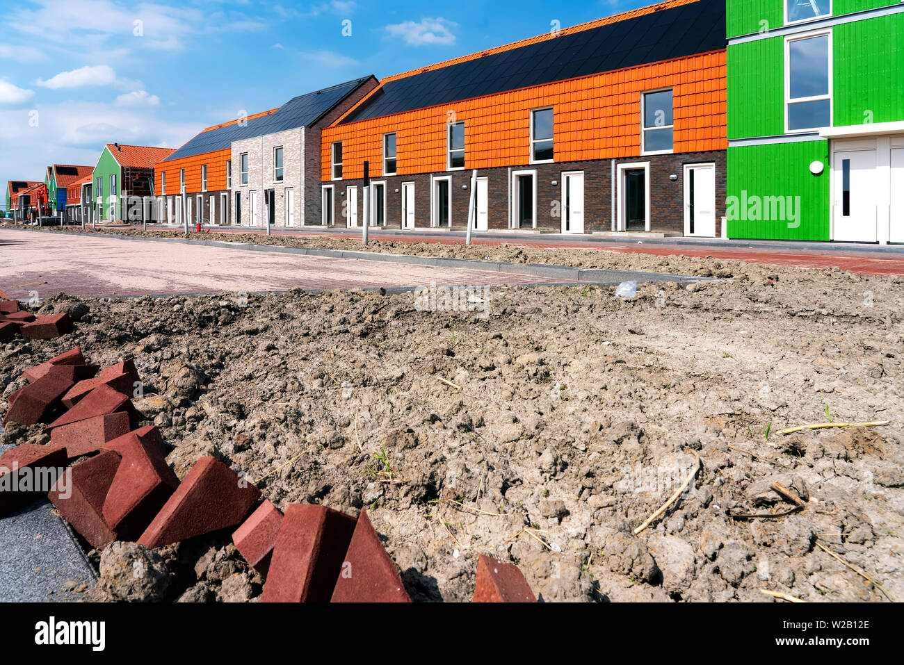 Blick auf die Baustelle. Straße Konstruktionen und neue Gebäude mit Dach Solarzellen Stockfoto