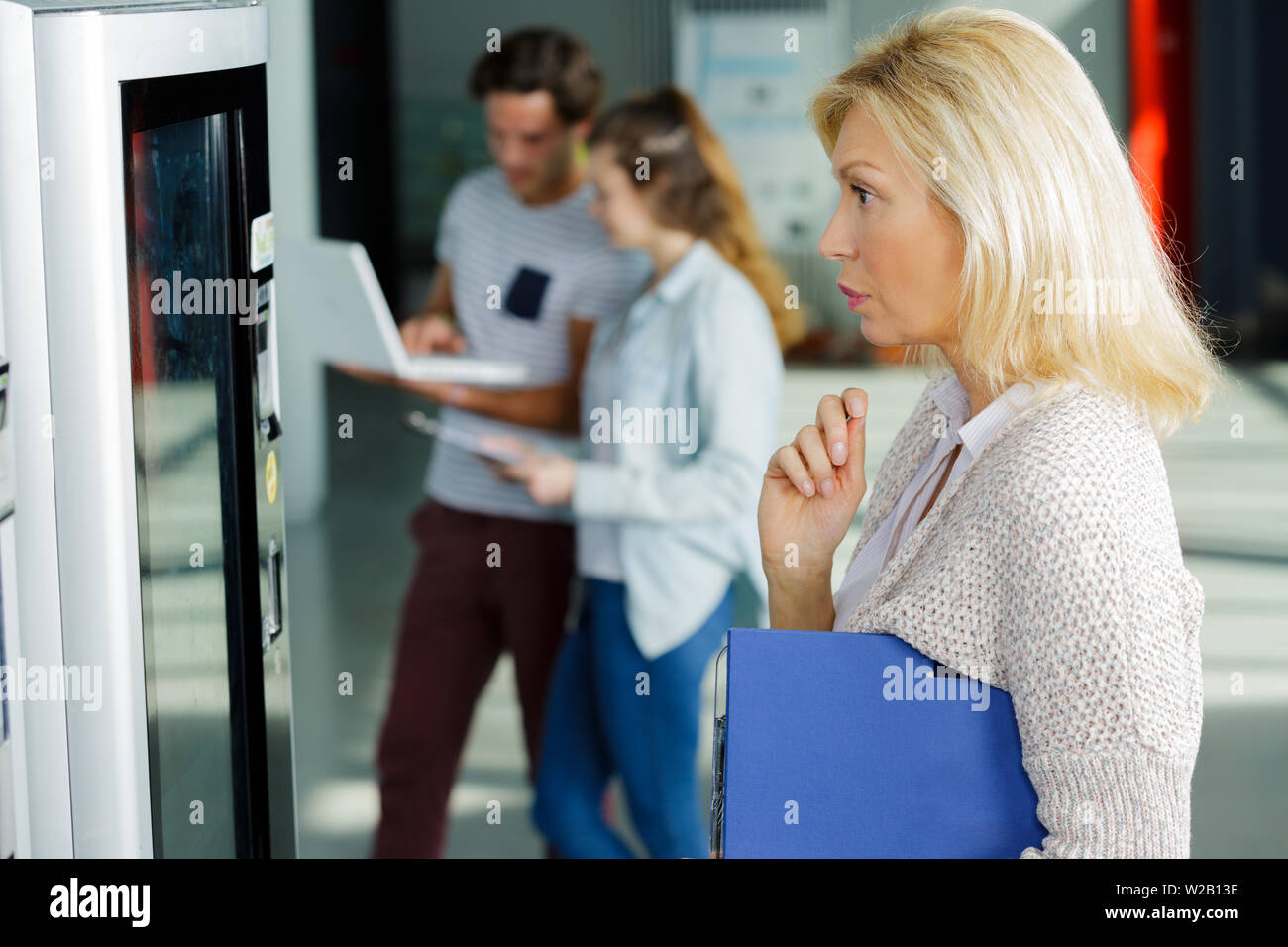 Reife Frau lesen Wahlen am Automaten Stockfoto