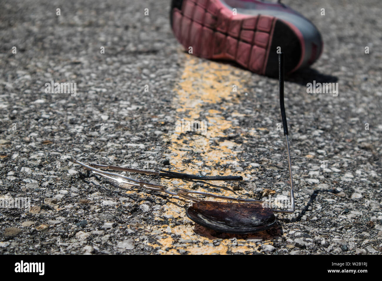 Verkehrsunfall: auf rauhem Asphalt, zerbrochene Gläser und eine verlorene Schuh.. Stockfoto Verkehrsunfall: auf rauhem Asphalt, zerbrochene Gläser und eine verlorene Schuh.. Stockfoto