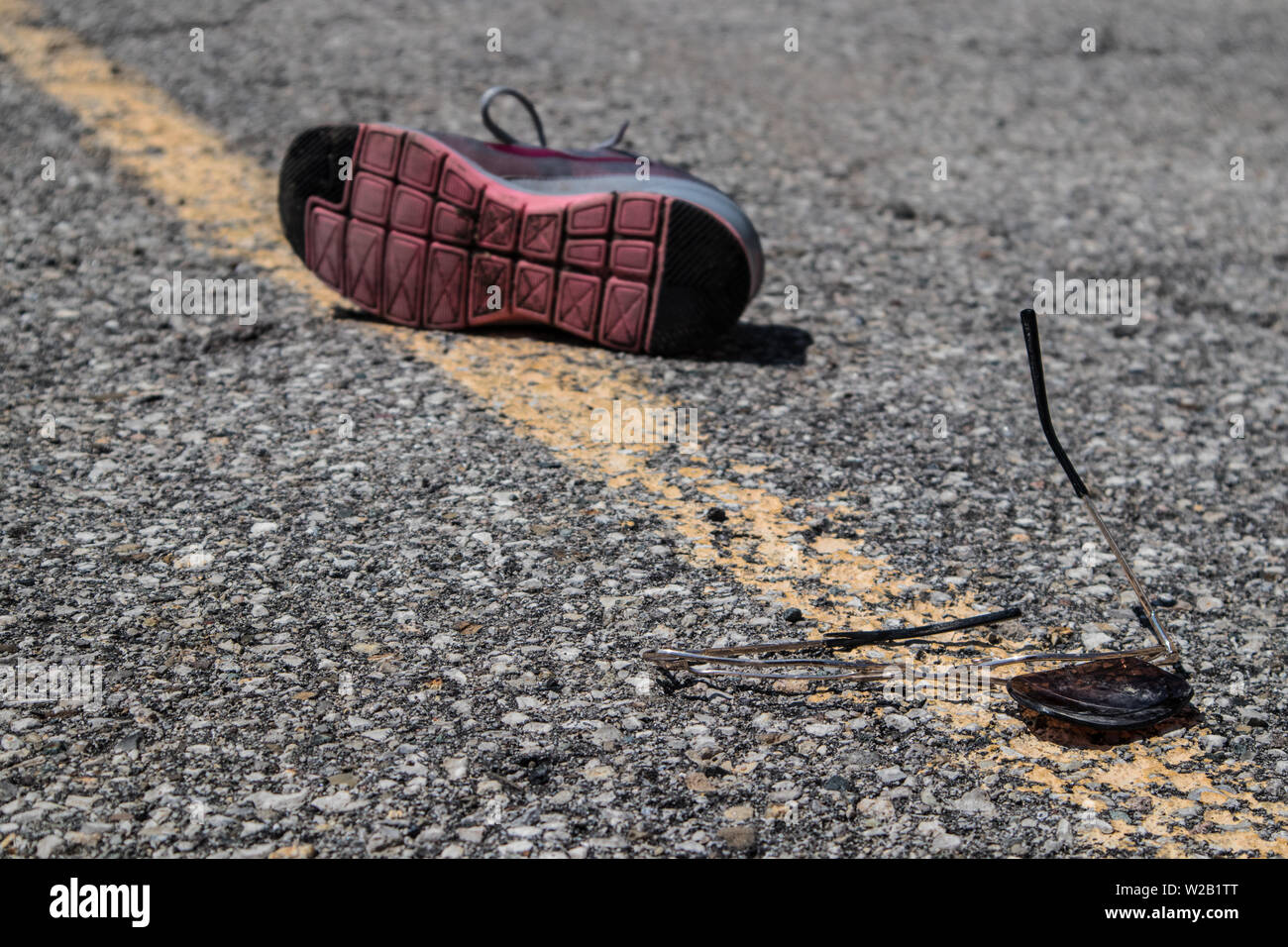 Verkehrsunfall: auf rauhem Asphalt, zerbrochene Gläser und eine verlorene Schuh.. Stockfoto Verkehrsunfall: auf rauhem Asphalt, zerbrochene Gläser und eine verlorene Schuh.. Stockfoto
