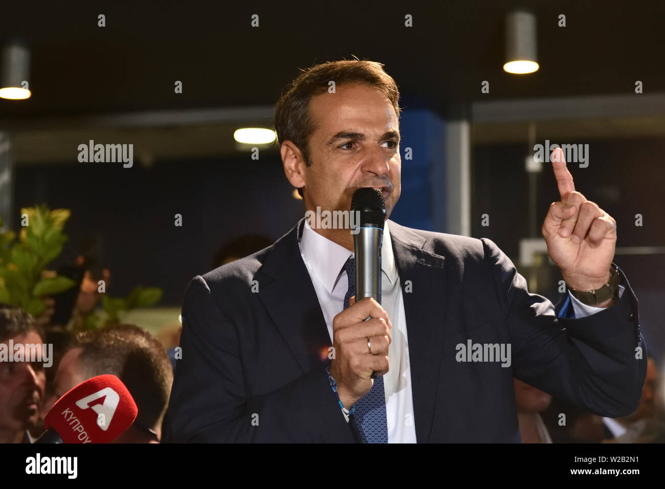 Athen, Griechenland. 7. Apr 2019. Die neue Demokratie Führer Kyriakos Mitsotakis grüßt Anhänger am Sitz der Partei nach seinem Sieg bei den Parlamentswahlen in Athen, Griechenland. Credit: Nicolas Koutsokostas/Alamy Stock Foto. Stockfoto