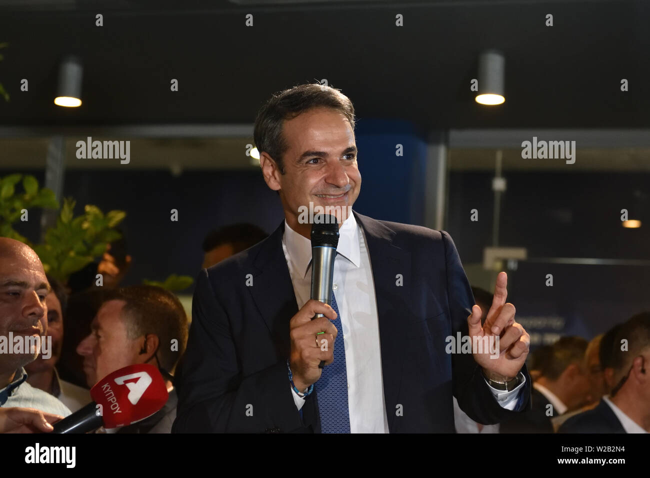 Athen, Griechenland. 7. Apr 2019. Die neue Demokratie Führer Kyriakos Mitsotakis grüßt Anhänger am Sitz der Partei nach seinem Sieg bei den Parlamentswahlen in Athen, Griechenland. Credit: Nicolas Koutsokostas/Alamy Stock Foto. Stockfoto