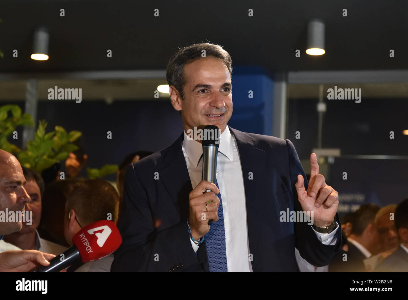 Athen, Griechenland. 7. Apr 2019. Die neue Demokratie Führer Kyriakos Mitsotakis grüßt Anhänger am Sitz der Partei nach seinem Sieg bei den Parlamentswahlen in Athen, Griechenland. Credit: Nicolas Koutsokostas/Alamy Stock Foto. Stockfoto