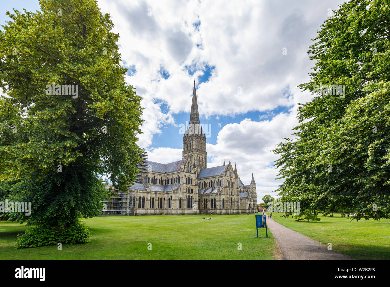Klassische Ansicht der Kathedrale von Salisbury, einem ikonischen Monument, ein Meisterwerk der Gotik mit dem höchsten Turm, Salisbury, eine Stadt in Wiltshire, England, Großbritannien Stockfoto