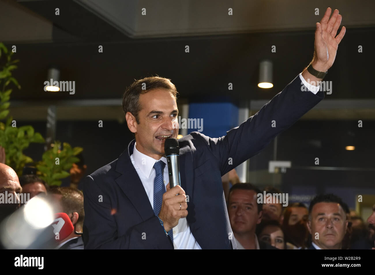 Athen, Griechenland. 7. Apr 2019. Die neue Demokratie Führer Kyriakos Mitsotakis grüßt Anhänger am Sitz der Partei nach seinem Sieg bei den Parlamentswahlen in Athen, Griechenland. Credit: Nicolas Koutsokostas/Alamy Stock Foto. Stockfoto