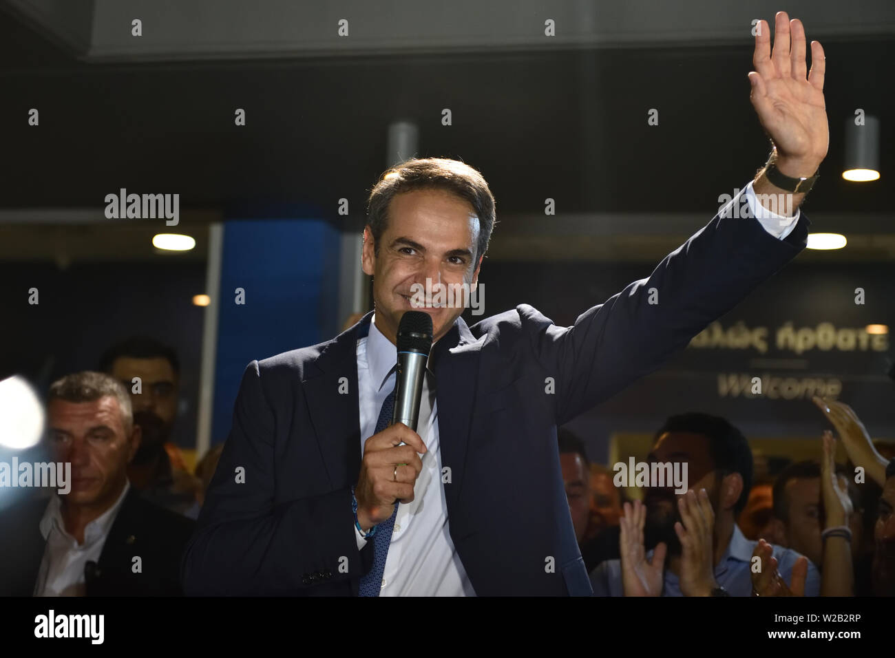 Athen, Griechenland. 7. Apr 2019. Die neue Demokratie Führer Kyriakos Mitsotakis grüßt Anhänger am Sitz der Partei nach seinem Sieg bei den Parlamentswahlen in Athen, Griechenland. Credit: Nicolas Koutsokostas/Alamy Stock Foto. Stockfoto