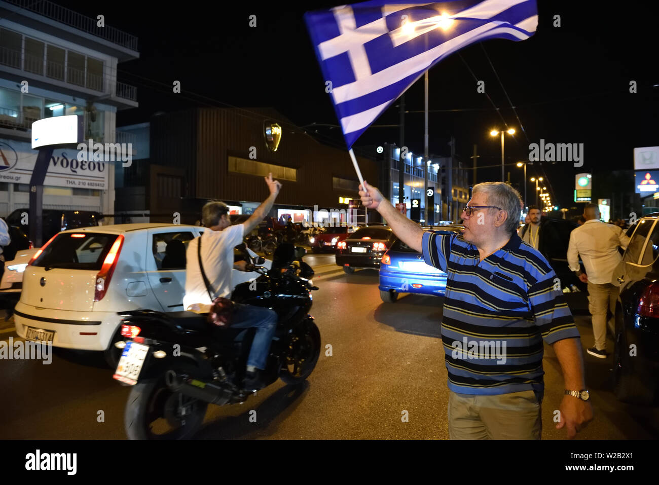 Athen, Griechenland. 2. Jun 2019. Partei Neue Demokratie Fans feiern den Sieg der Partei bei den Parlamentswahlen in Athen, Griechenland. Credit: Nicolas Koutsokostas/Alamy Stock Foto. Stockfoto