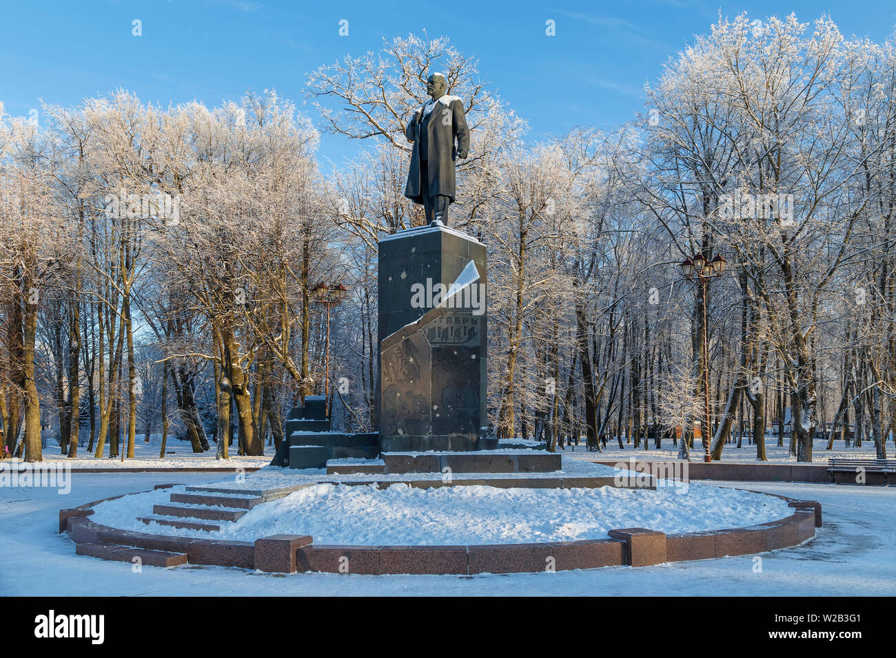 NOVGOROD, Russland - 10. Januar 2016: Das Denkmal für Wladimir Uljanov - Lenin in der Nähe der Nowgoroder Kreml. Russland Stockfoto