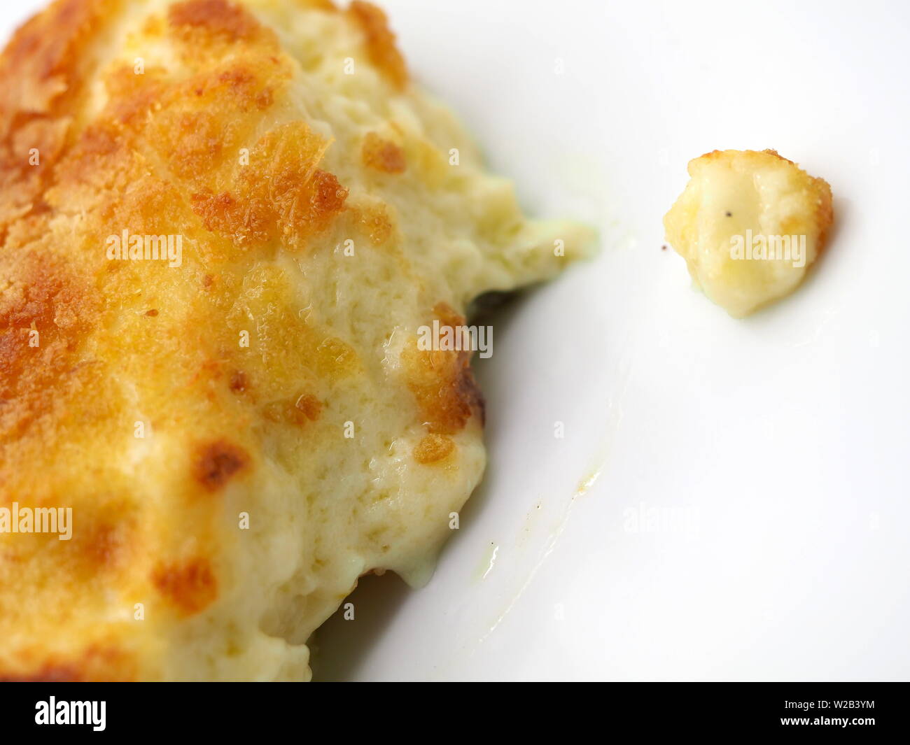 London, Großbritannien - Juli 2019 - Hauptgericht - eine Gabel voll gebackenen Makkaroni und Käse Pasta mit frischen Jalapenos & eine kitschige Crumb für Abendessen Stockfoto