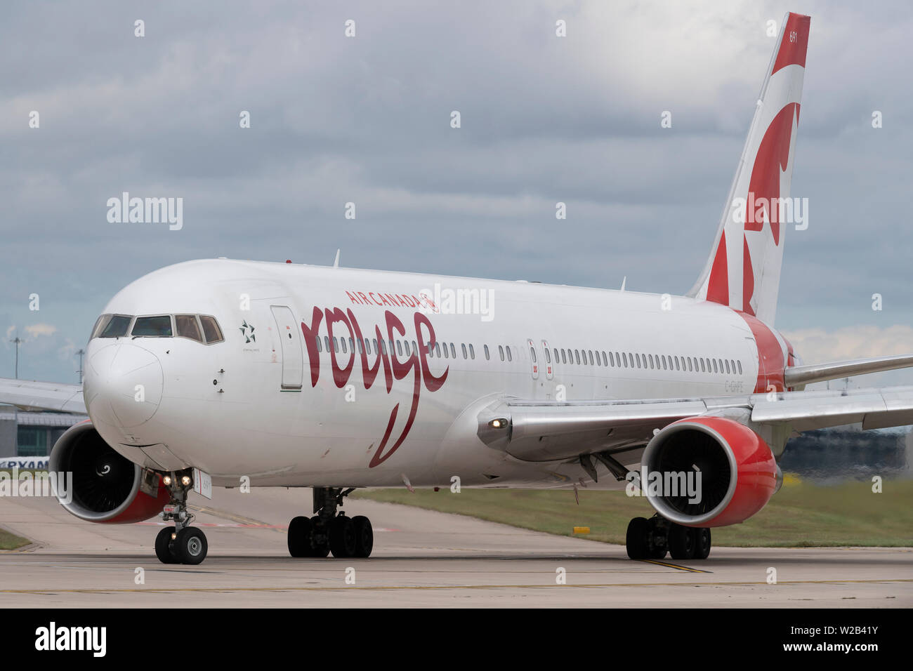 Eine Aircanada Boeing 767-300 Taxis auf der Start- und Landebahn am Flughafen Manchester, UK. Stockfoto