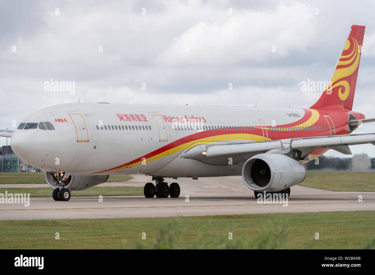 Ein Hainan Airlines Airbus A330-300 Taxis auf der Start- und Landebahn am Flughafen Manchester, UK. Stockfoto