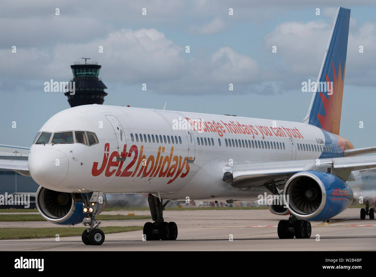 Ein Jet2 Urlaub Boeing 757-23 N Taxis auf der Start- und Landebahn am Flughafen Manchester, UK. Stockfoto