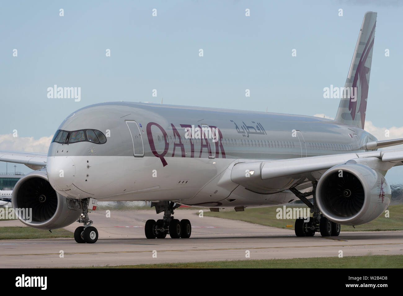 Ein Qatar Airways Airbus A350 Taxis auf der Start- und Landebahn am Flughafen Manchester, UK. Stockfoto