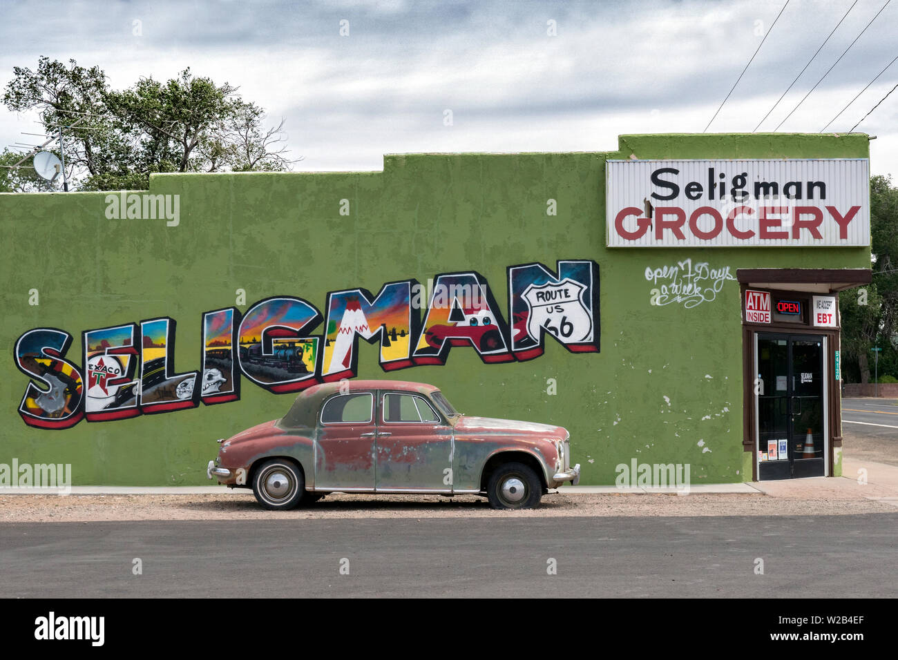 1950 Rover Limousine (Sedan) in Seligman Arizona auf der historischen Route 66. Stockfoto