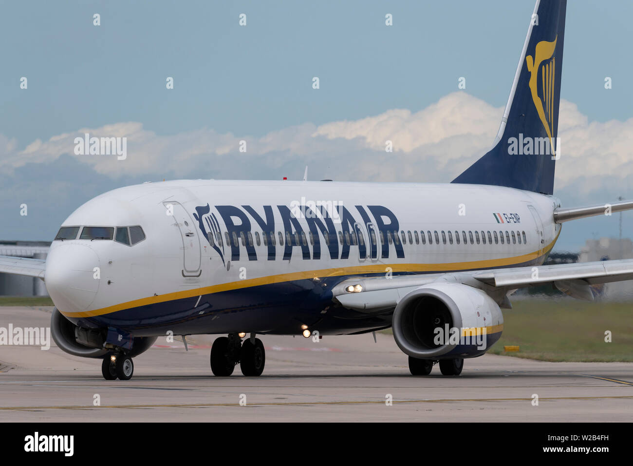Eine Ryanair Boeing 737-800 Taxis auf der Start- und Landebahn am Flughafen Manchester, UK. Stockfoto