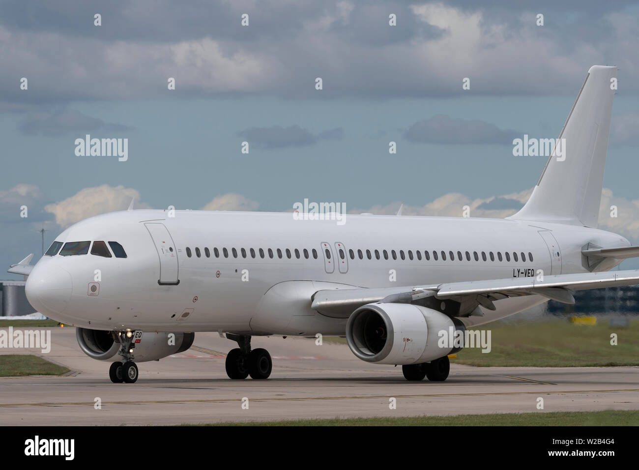 Ein Sun Express Airbus A320-200 Taxis auf der Start- und Landebahn am Flughafen Manchester, UK. Stockfoto