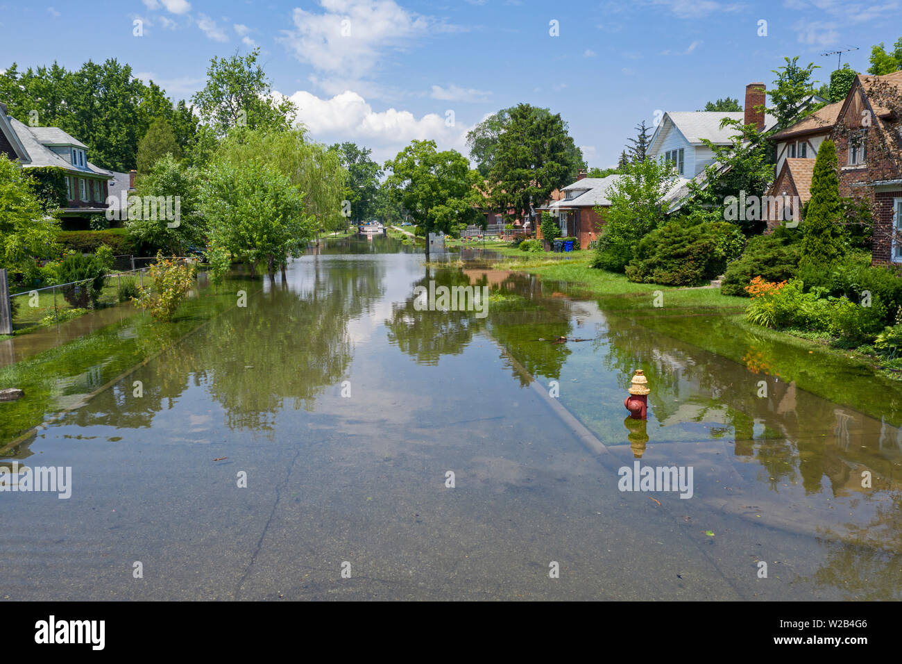 Detroit, Michigan - 7. Juli 2019 - Rekord der Großen Seen Wasserstand und Winde aus Nordost Hochwasser in den Jefferson-Chalmers com geschoben Stockfoto