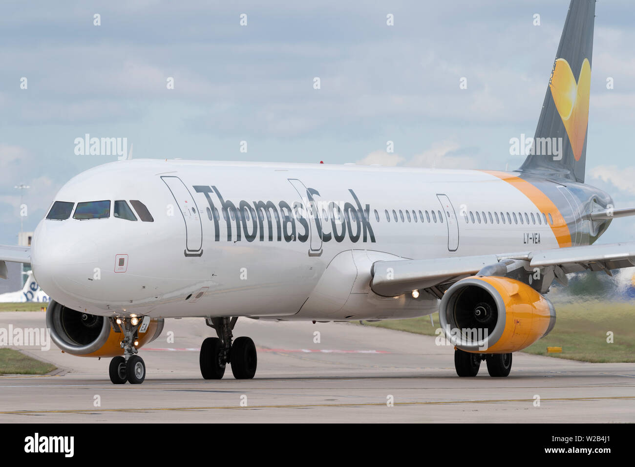 Thomas Cook Airbus A 321-200 Taxis auf der Start- und Landebahn am Flughafen Manchester, UK. Stockfoto