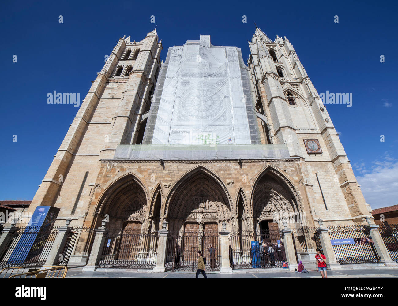 Leon, Spanien - 25. Juni 2019: Leon Cathedral Hauptfassade, Spanien Stockfoto