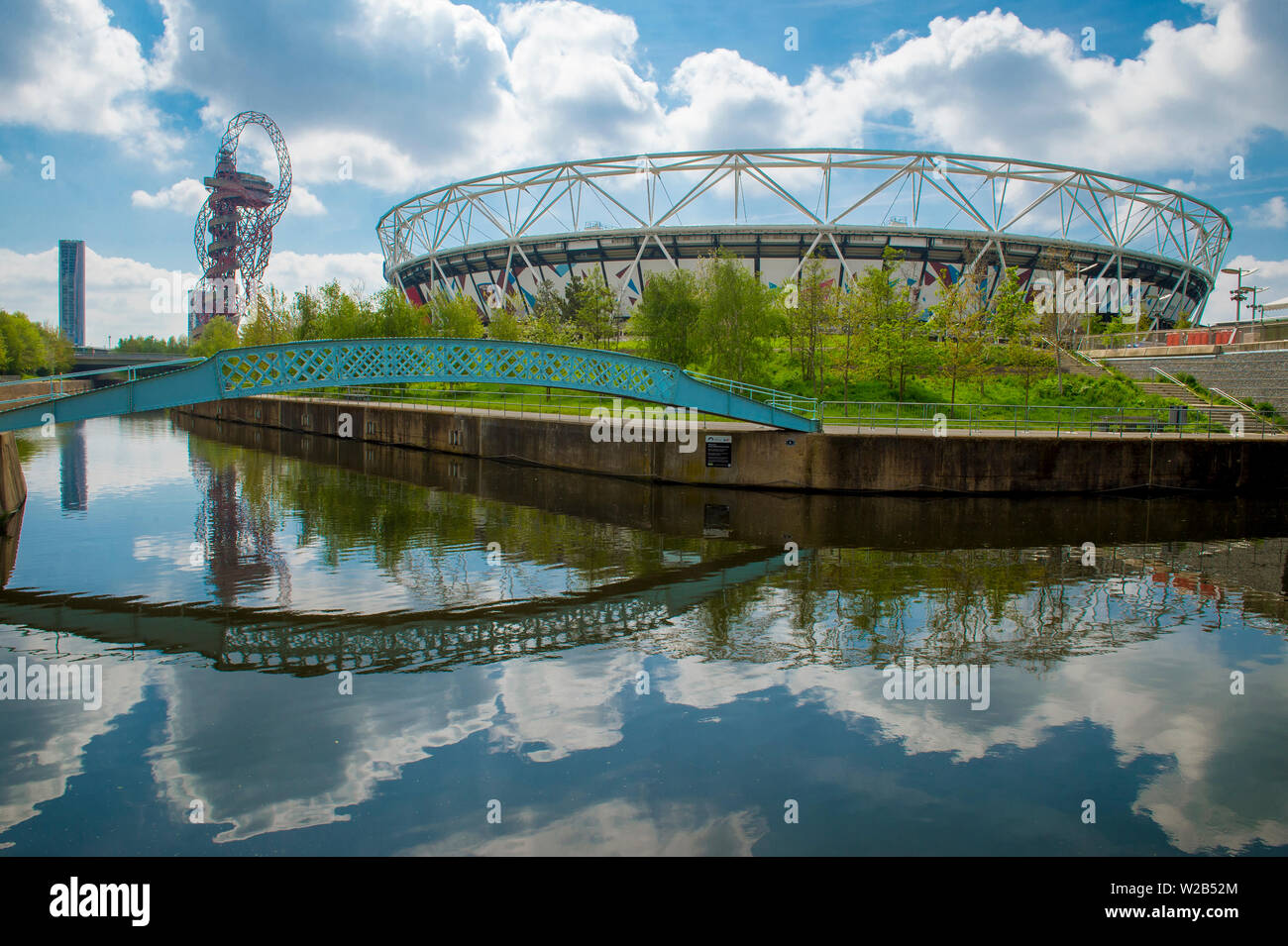LONDON - 20. APRIL 2019: London Stadion spiegelt in einem der Bogen zurück Flüsse, die gereinigt, wenn Stratford für die Olympischen Spiele neu belebt wurde. Stockfoto