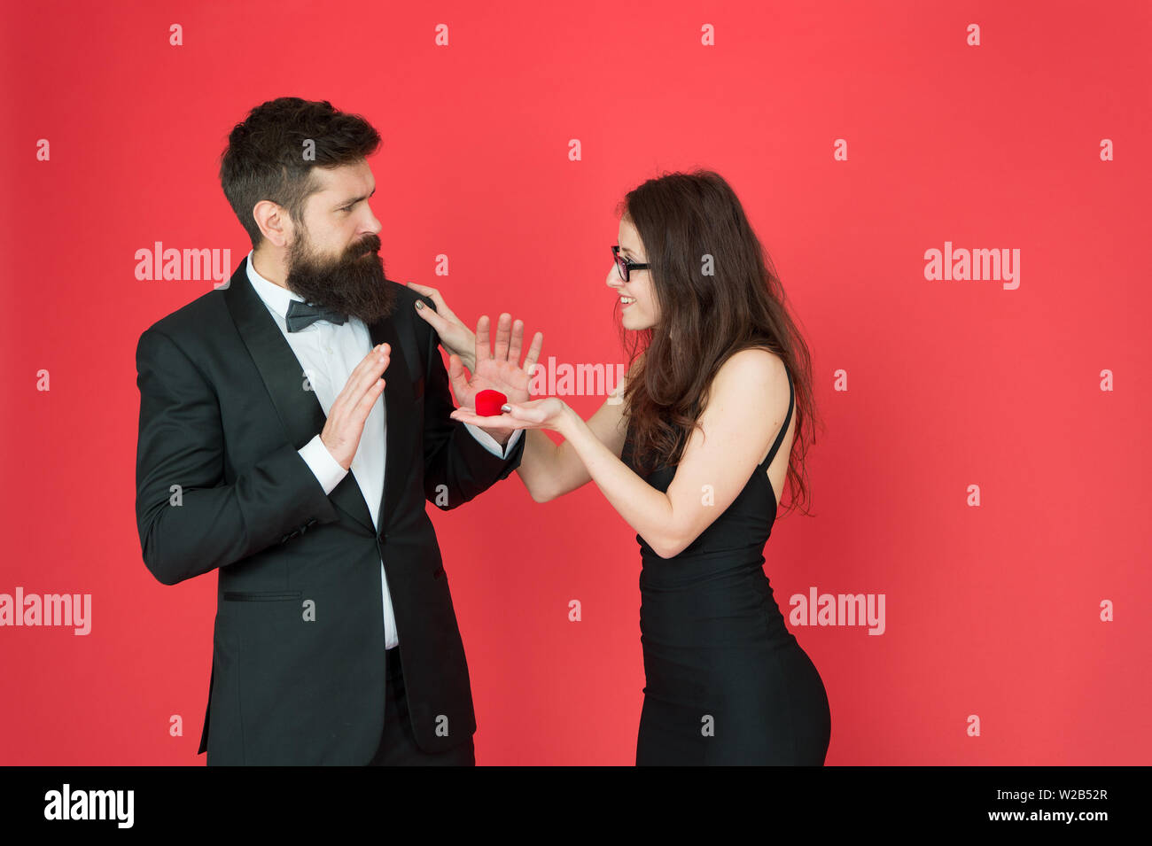 Engagement Konzept Romantisches Geschenk Box Schmuck Engagement Heiratsantrag Schoner Mann Und Elegante Frau In Der Liebe Romantische Verlobung Abgelehnt Paar In Der Liebe Feiern Jubilaum Stockfotografie Alamy