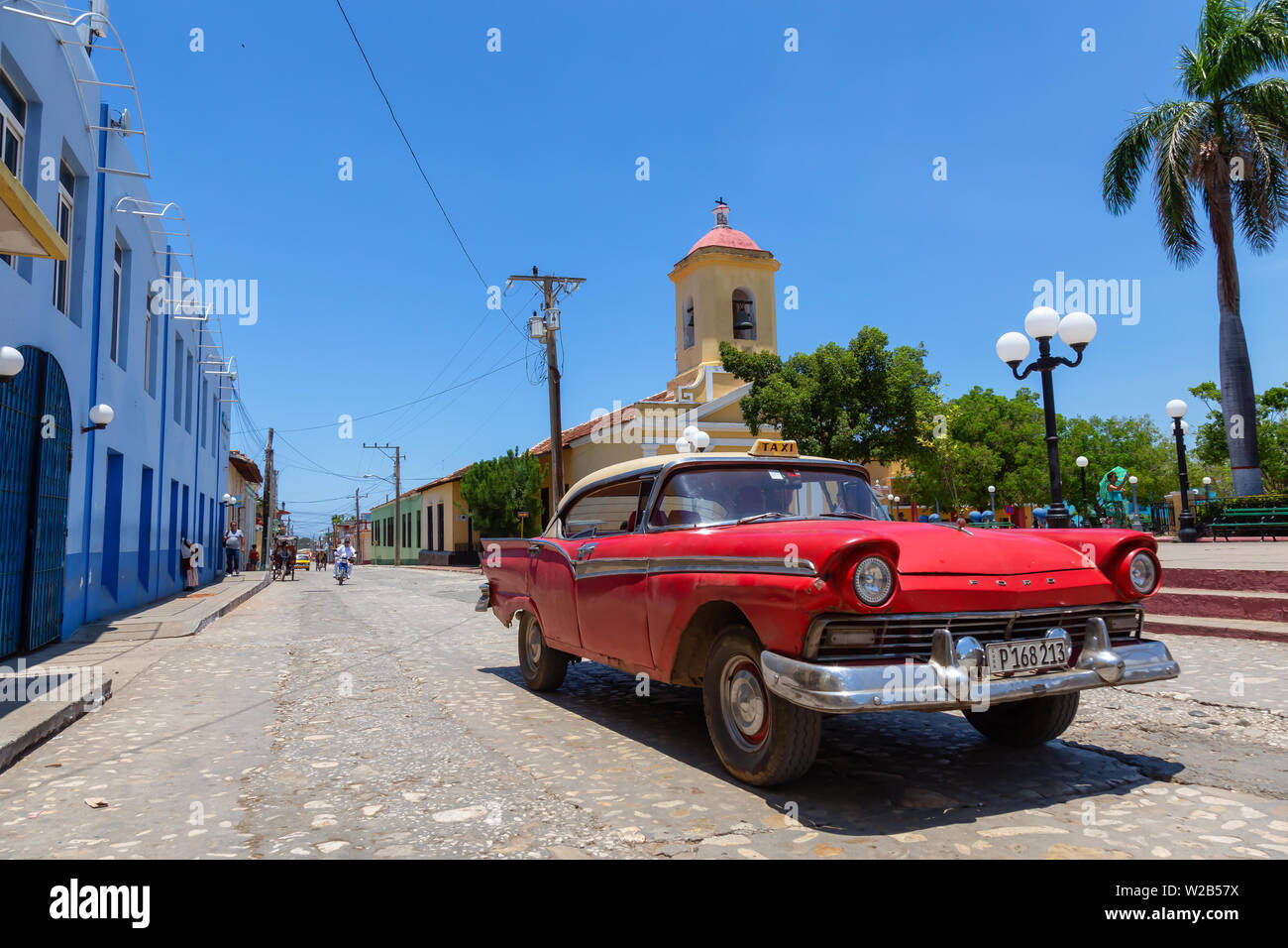 Trinidad, Kuba - Juni 6, 2019: Blick auf eine alte klassische amerikanische Autos in den Straßen einer kleinen kubanischen Stadt während einer lebendigen sonnigen Tag. Stockfoto