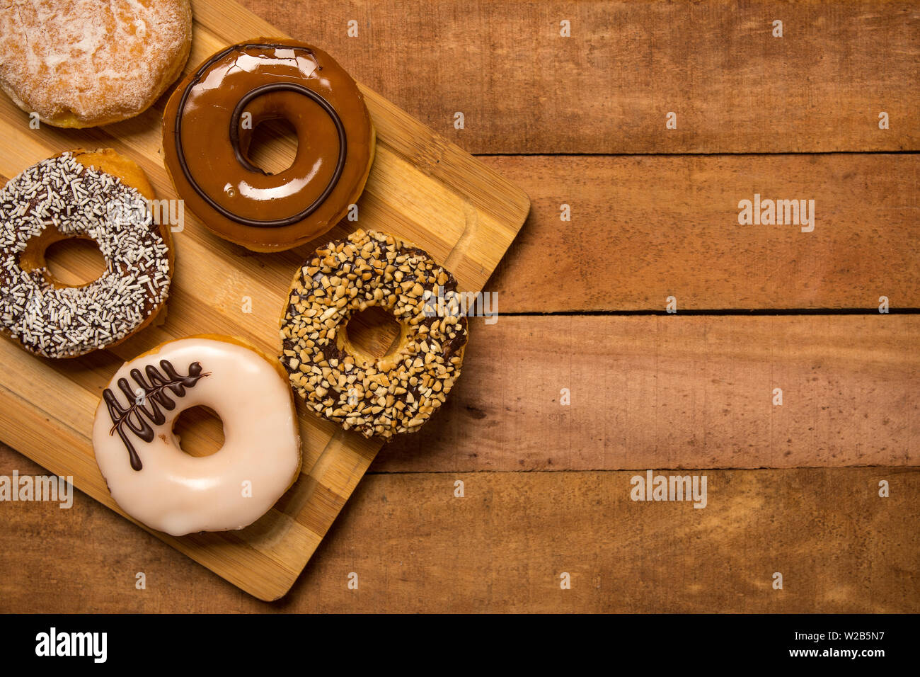 Verschiedene aromatisiert Donuts auf Holzbrett mit Platz für Text kopieren Stockfoto