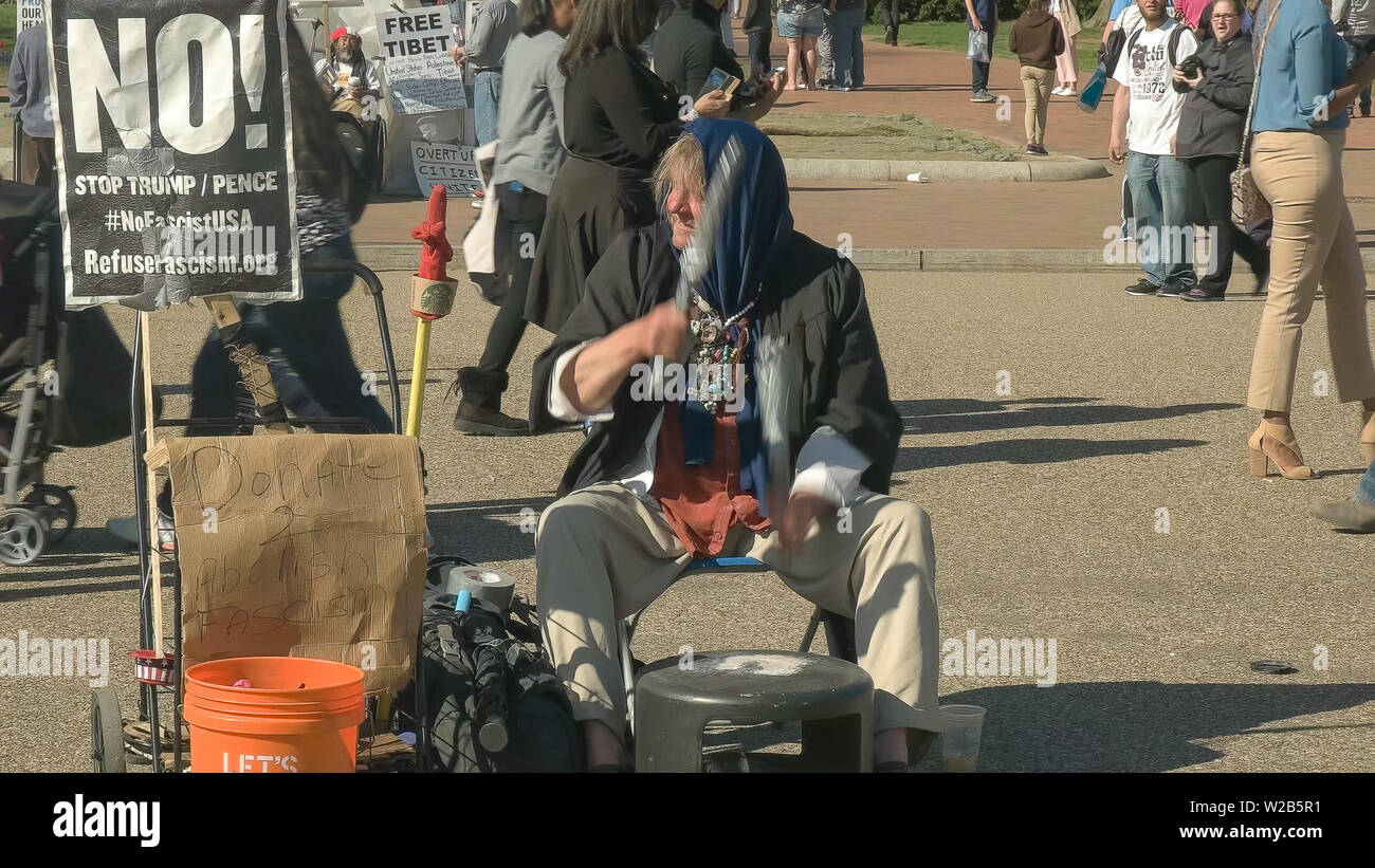 WASHINGTON, DC, USA - April 2, 2017: eine Demonstrantin Bangs auf einem Behelfsmäßigen vor dem Weißen Haus in Washington d.c. Drum Stockfoto