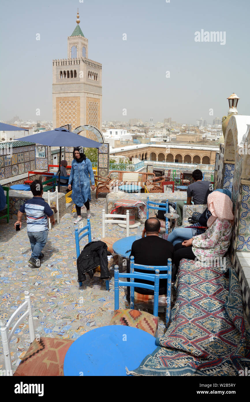 Eine Dachterrasse mit Blick auf die Altstadt von Tunis und Medina mit Blick auf die Moschee und Minarett Zeitoun, von einem Outdoor Cafe, Tunesien gesehen. Stockfoto