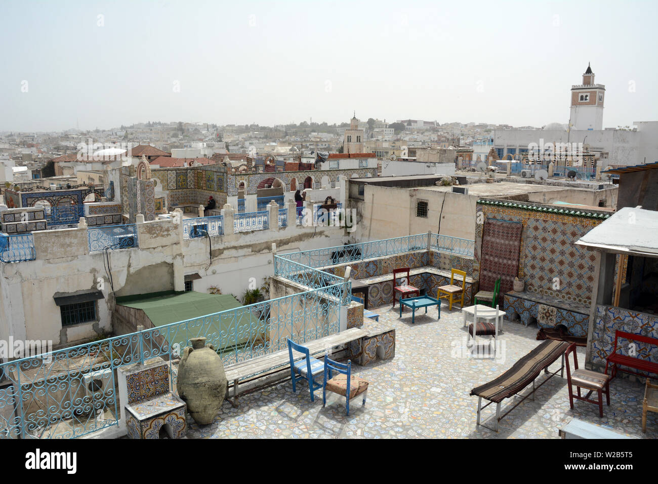Eine Dachterrasse mit Blick auf die Altstadt von Tunis und Medina mit Blick auf eine Reihe von Moscheen, Tunis, Tunesien. Stockfoto