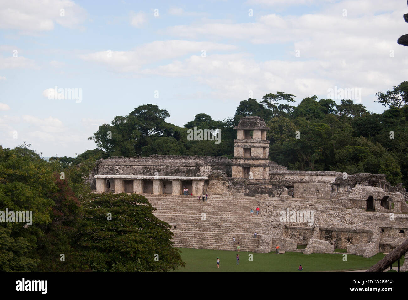 Der Palast von Palenque und der informationsstelle Tower. Palenque, Chiapas, Mexiko. Stockfoto