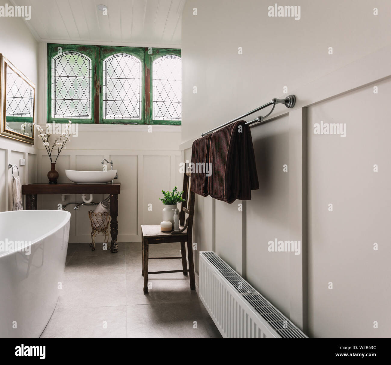 Land Bad mit Badewanne, Gold, Spiegel, grünen historischen Doppel casement Scheinwerfer Fenster Stockfoto