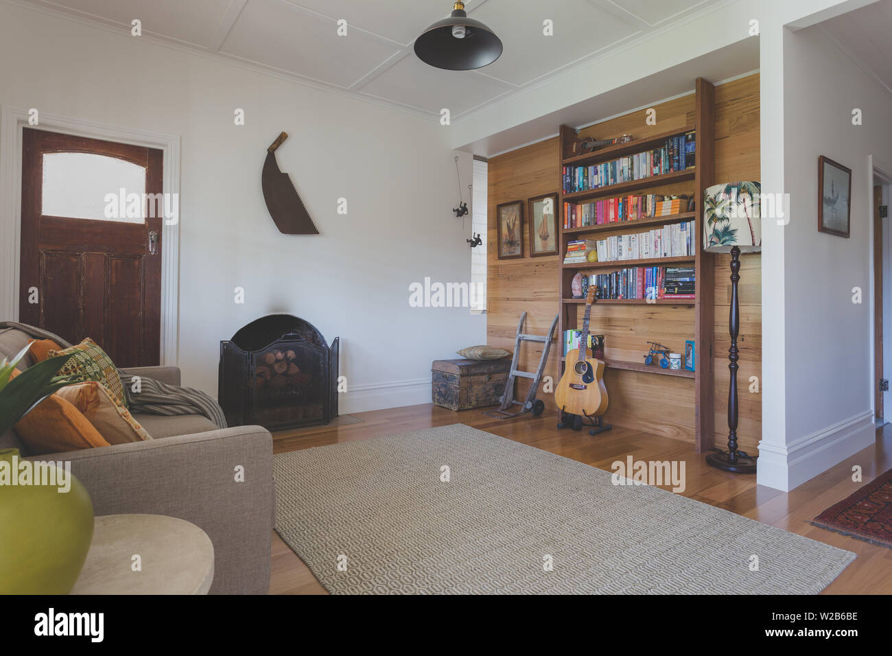 Lounge Zimmer im Landhaus mit Holzböden und gegurtet Kassettendecke und Land Tür Stockfoto