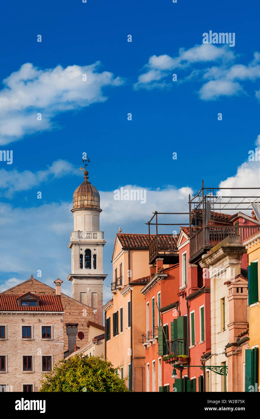 Historischen Zentrum von Venedig schönen und charakteristischen alte Häuser mit Turm der Kirche Stockfoto